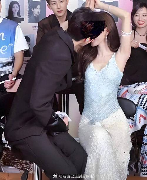 男女明星亲昵_男女亲昵明星视频_男女亲昵昵称