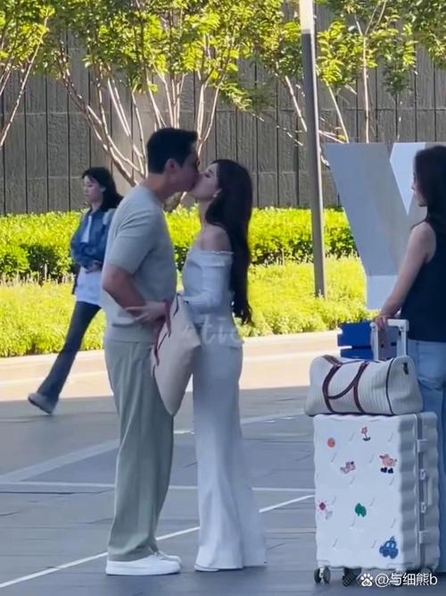 男女亲昵明星视频_男女明星亲昵_男女亲昵昵称