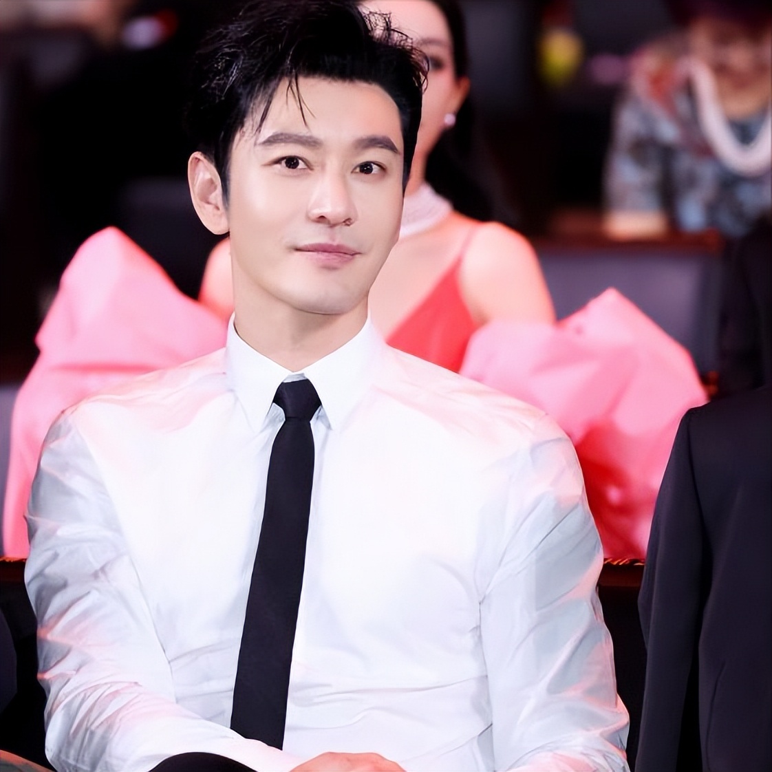 黄晓明新恋情 胡冉儿 黄晓明感情史_娱乐圈公布恋情的明星