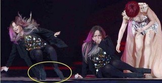 女明星台阶摔倒_女星摔倒 红毯摔倒 明星走红毯摔倒