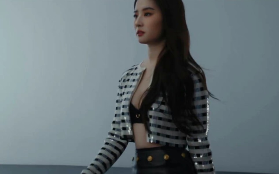 华语女明星内衣_刘亦菲LV内衣造型争议_刘亦菲辣妹穿搭被骂辣眼睛