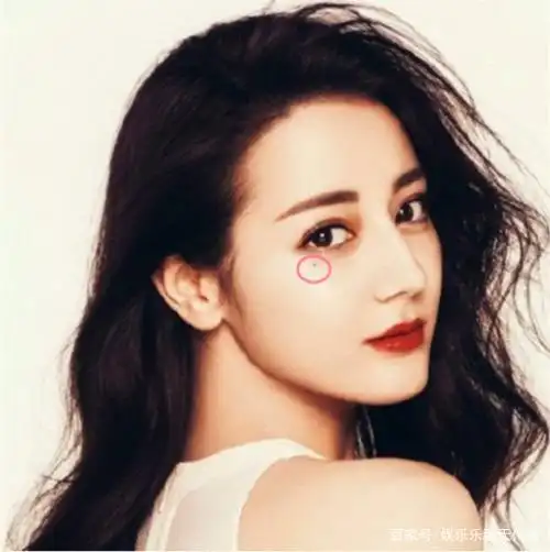 女明星脸上痣的美人_国内雀斑多的女明星_泪痣美女明星推荐