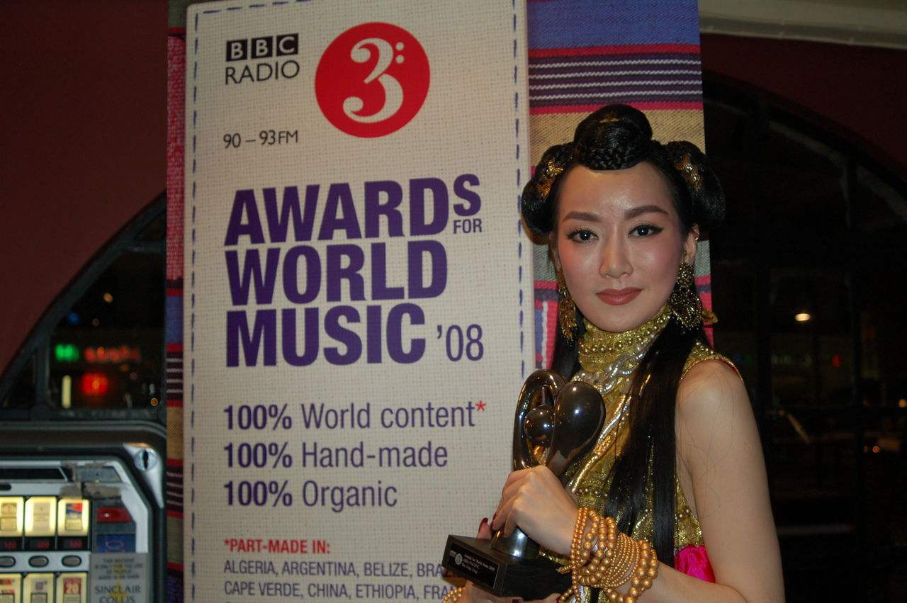 韩雪萨顶顶假唱门_女明星做假_明星假唱事件